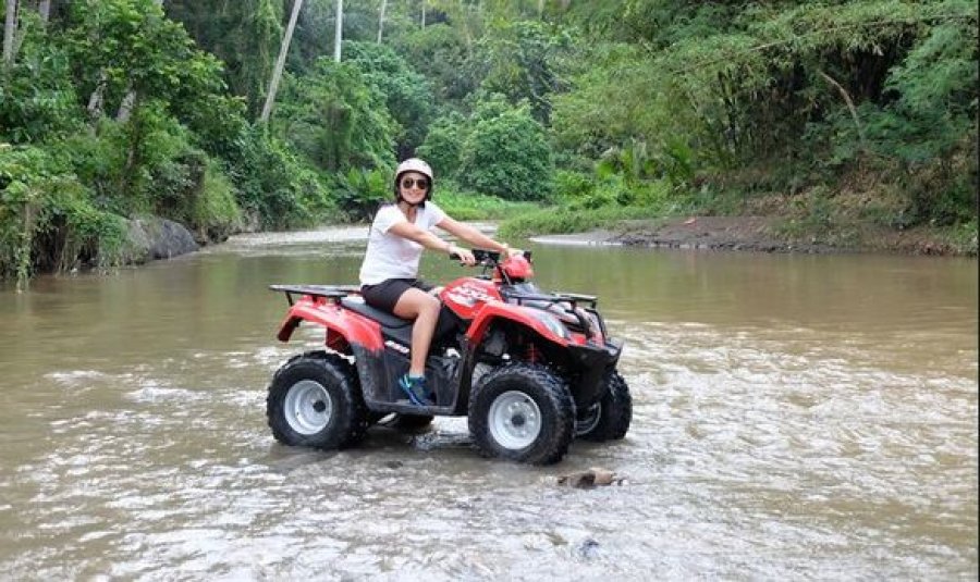 Turistja i mbijeton rënies nga 30 metra në pemë e shkëmbinj me “motor aventure”