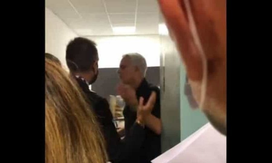 Mourinho fjaloset me gazetarë dhe e braktis konferencën, pas humbjes ndaj Lazios