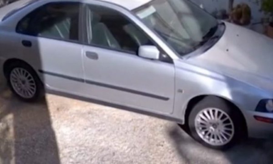 Momenti kur makina shkundet nga tërmeti