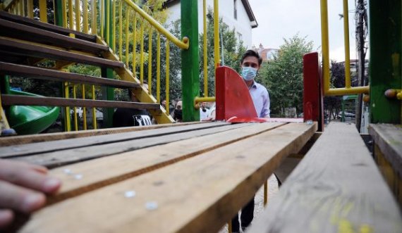  Uran Ismaili ndreq një kënd lojërash për fëmijë te Bllokat në Prishtinë 