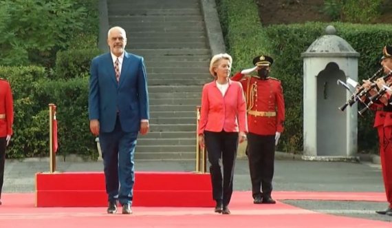 Ursula von der Leyen pritet me ceremoni të lartë shtetërore nga Rama