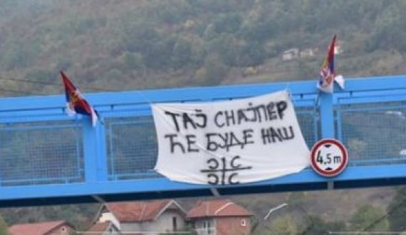 Ai snajper do të jetë i yni, serbët vendosin pankartë në Leposaviq