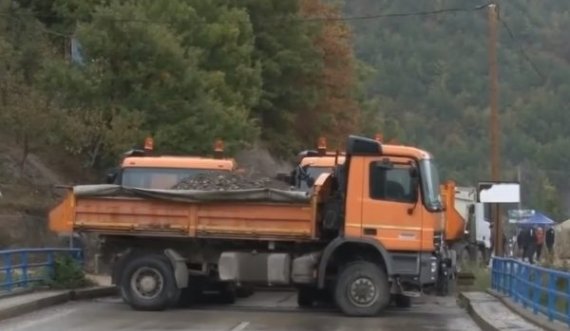 Edhe pas 9 ditësh protesta e barrikada në Bërnjak, serbët e veriut nuk i ndërrojnë targat