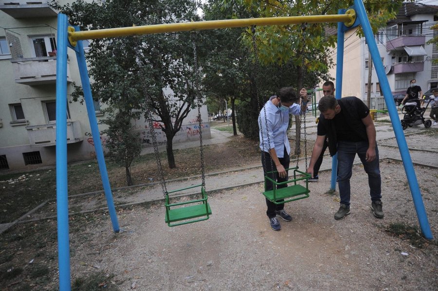Uran Ismaili ndreqë një kënd lojërash për fëmijë te Bllokat në Prishtinë 
