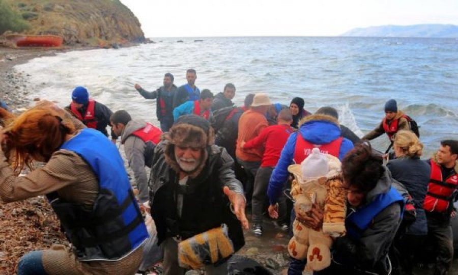 “Forcat greke më lanë të vdisja”, dëshmia e emigrantit për rojet bregdetare greke