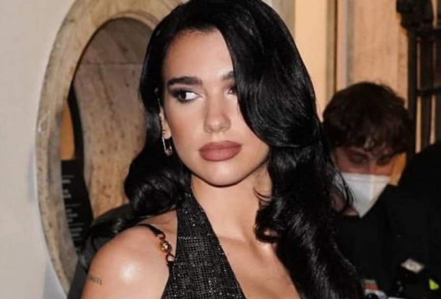 Dua Lipa si një modele e vërtetë në fotot e fundit