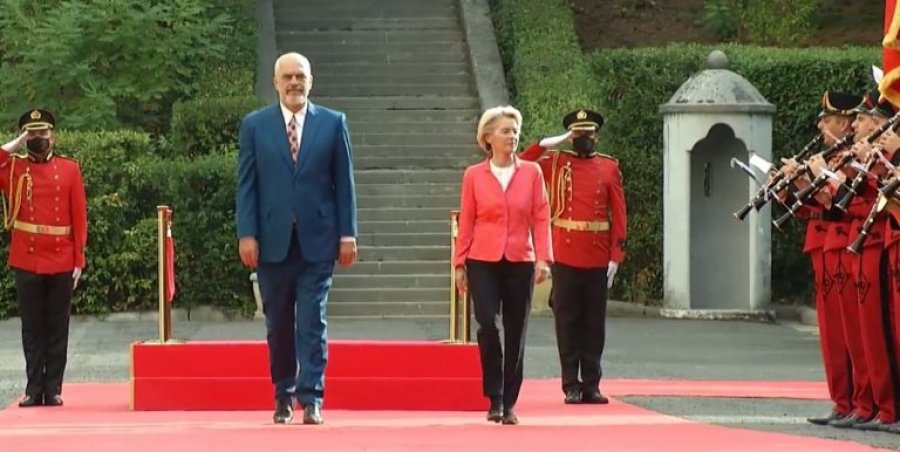 Ursula von der Leyen pritet me ceremoni të lartë shtetërore nga Rama