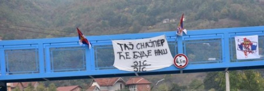 Ai snajper do të jetë i yni, serbët vendosin pankartë në Leposaviq