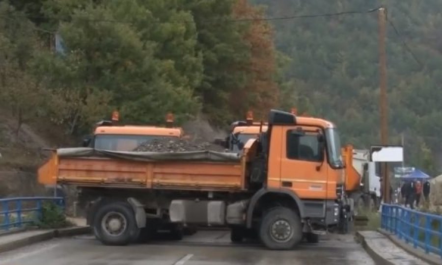 Edhe pas 9 ditësh protesta e barrikada në Bërnjak, serbët e veriut nuk i ndërrojnë targat
