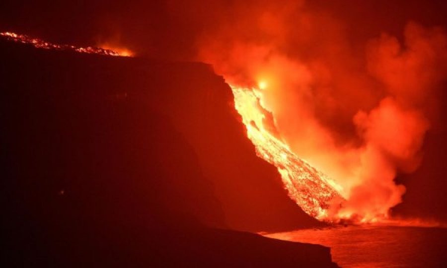Gaz toksik në Evropë/ Llava mbërrin detin