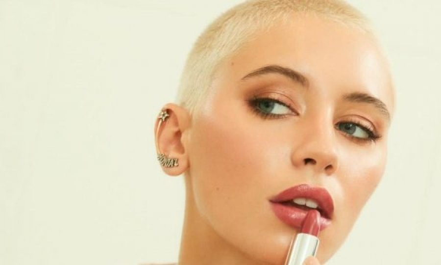 Iris shfaqet në fustan të tejdukshëm
