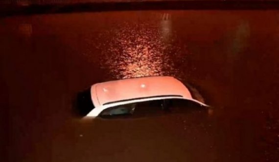 Përmbytje masive në Slloveni, rrugët, makinat dhe garazhdet pushtohen nga uji