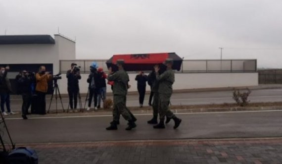 “Që 22 vjet i ka bërë, kufoma ende nuk na ka ardh”, familjarët e të zhdukurve midis shpresës dhe ankthit