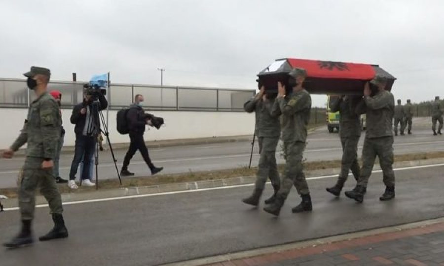 Arrijnë në Kosovë arkivolet e viktimave të masakrës së Rezallës (Foto)