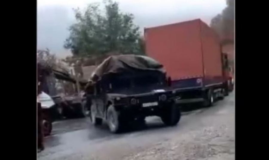 Lirohet hapësirë për t’ia mundësuar lëvizjen një automjeti përmes barrikadës në Bërnjak