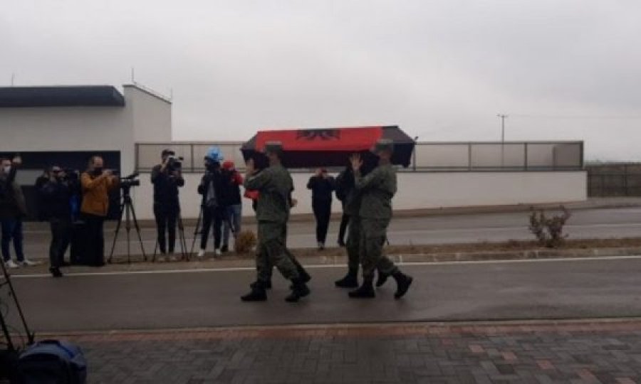 “Që 22 vjet i ka bërë, kufoma ende nuk na ka ardh”, familjarët e të zhdukurve midis shpresës dhe ankthit