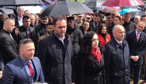 Vjosa Osmani e Glauk Konjufca nderojnë viktimat e masakrës së Lybeniqit