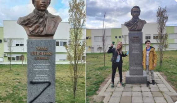 Mbi bustin e poetit ukrainas në Novi Sad vendoset simboli Z