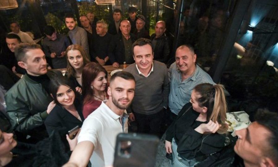 Kurti me VV’në e Prishtinës hapin zgjedhjet e brendshme në kafiteri