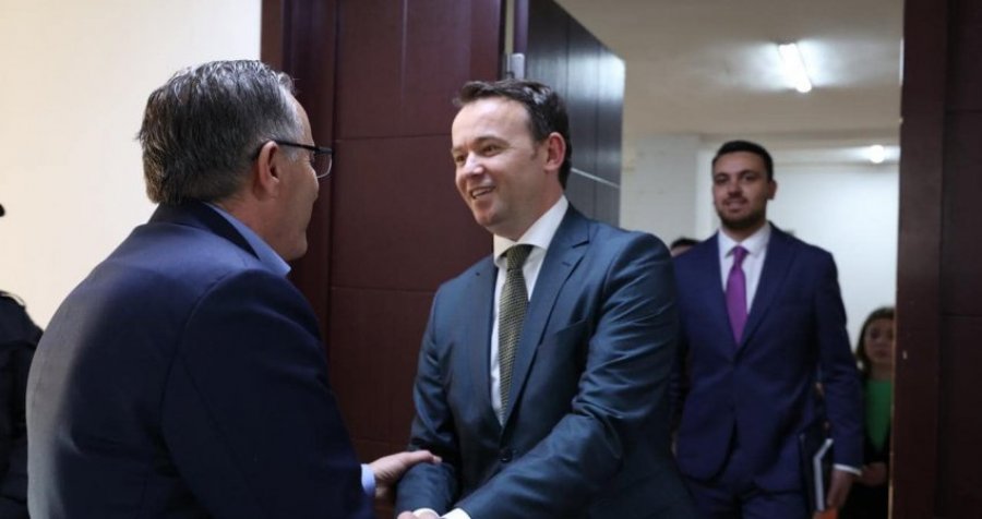 Bujqësia i bën bashkë ministrin Peci e kryetarin Hamza