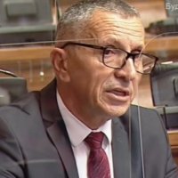 Kamberi: Retorika e viteve të 90-ta në skenë