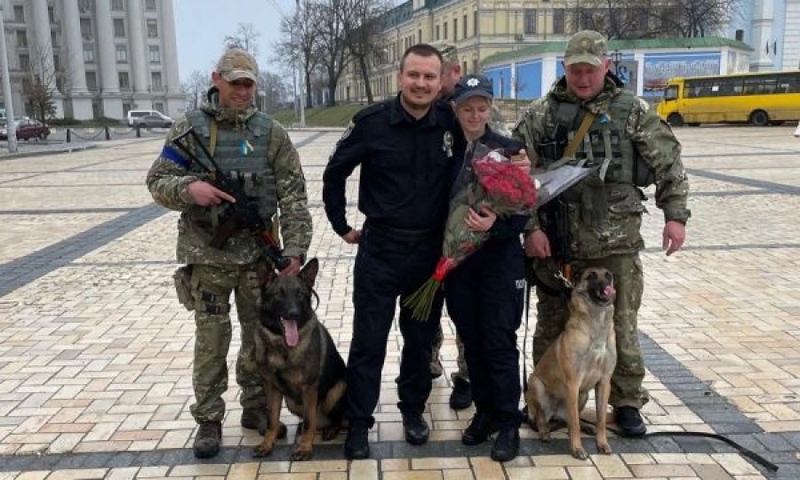 Një çift policësh në Ukrainë martohen në uniformë para një statuje të mbuluar