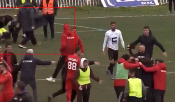 Momenti kur tifozi brutalisht e goditi me shqelm në kokë portierin e Ballkanit
