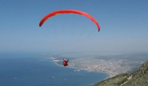 Rrëzohet parashuta, një shqiptar dyshohet të jetë plagosur rëndë