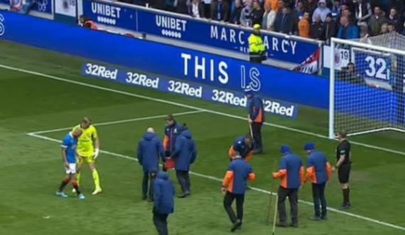 Shtyhet fillimi i pjesës së dytë, tifozët e Rangers gjuajnë copa xhami në fushë