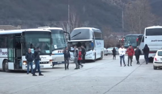 Serbët nisen me autobusë për të votuar në Serbi