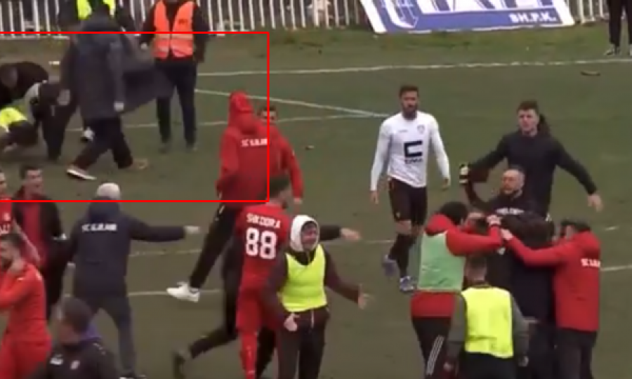 Momenti kur tifozi brutalisht e goditi me shqelm në kokë portierin e Ballkanit