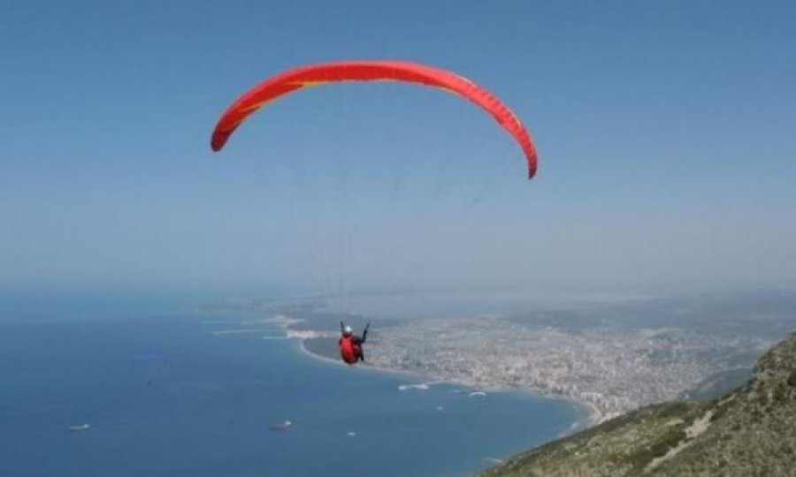 Rrëzohet parashuta, një shqiptar dyshohet të jetë plagosur rëndë