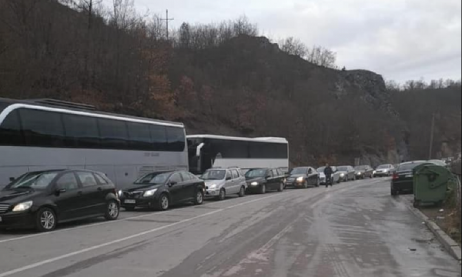 Kolona në Jarinjë, autobusët me serbë nga Graçanica mbërritën në Merdar