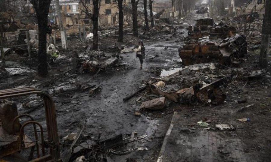 Raportimi tronditës në “The Times”: Rusët ua lidhën këmbët e duart civilëve dhe i vranë
