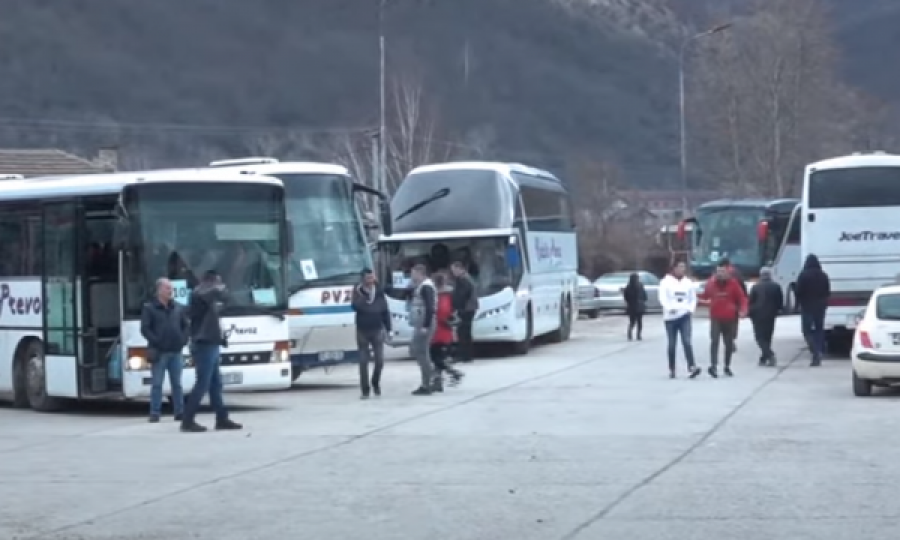 Serbët nisen me autobusë për të votuar në Serbi