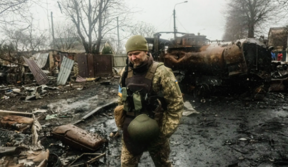 Të vrarët e lidhur nëpër rrugë, ky është versioni i Rusisë për masakrën afër Kyivit