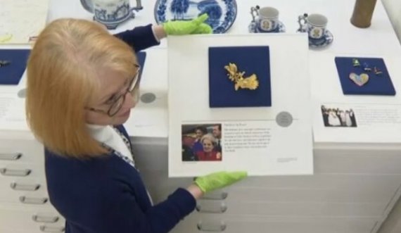 Ekspozitë me karficat simbolike të ish-Sekretares së Shtetit Albright