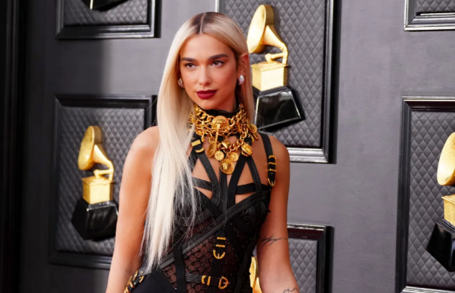 Dua Lipa shfaqet me ndryshimin drastik në “Grammy Awards”, artistja shkëlqen me veshjen e saj