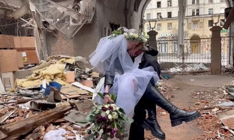 Çifti kurorëzon dashurinë e tyre në rrënojat e luftës në Ukrainë