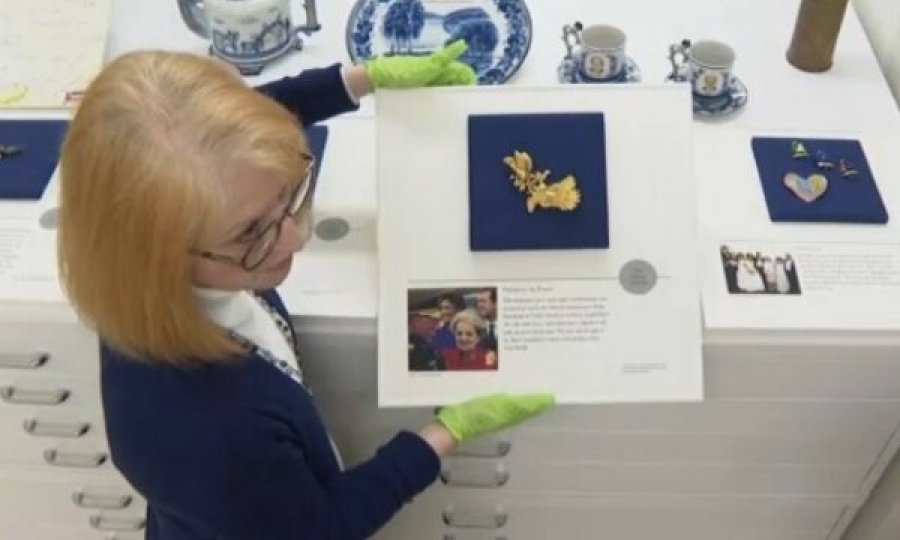 Ekspozitë me karficat simbolike të ish-Sekretares së Shtetit Albright