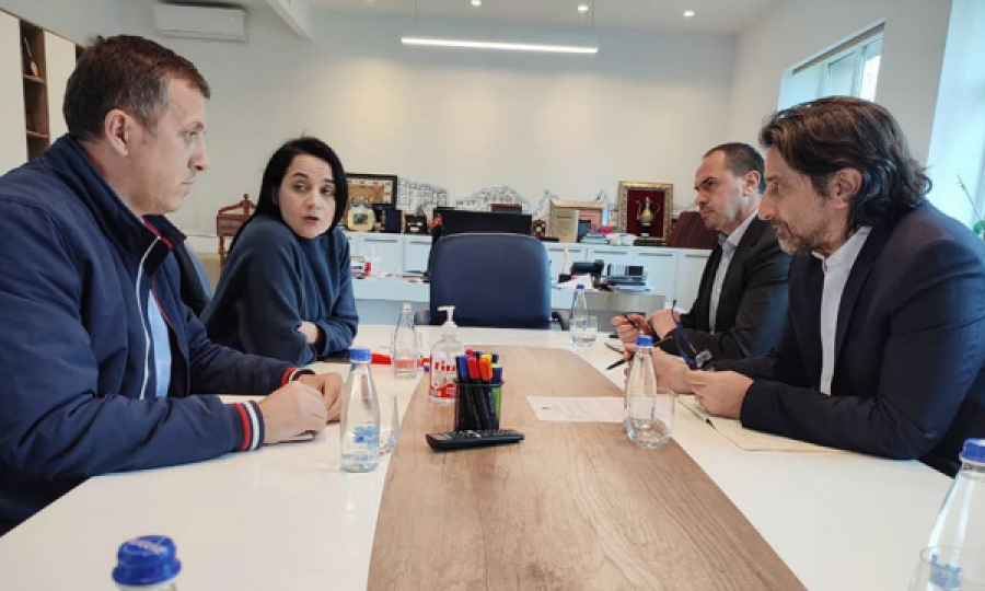 Deputetët e VV’së e qortojnë Përparim Ramën, fotot nga takimi ngjajnë me ato të negociatave Ukrainë-Rusi