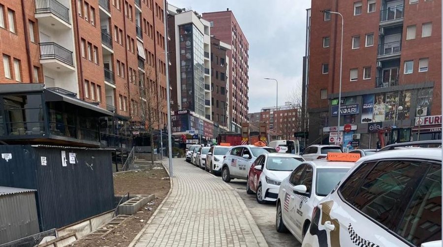 A është rruga 'Muharrem Fejza'  vendparkim i taksive!