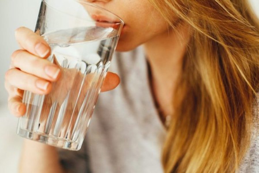 Çfarë i ndodh trupit tuaj po të pini një muaj rresht një gotë ujë esëll