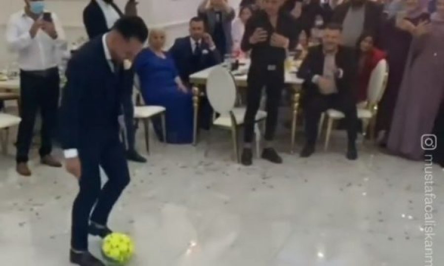 Dhëndri vallëzon me dashurinë e tij – topin në sallën e dasmave