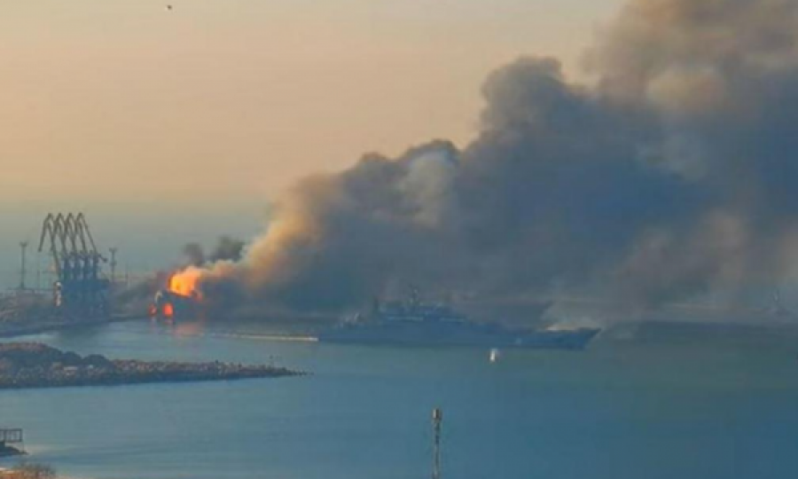Rusët sulmojnë një anije në portin e Mariupolit