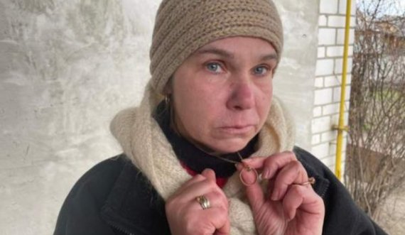 E mbijetuara në Bucha rrëqeth me rrëfimin e vrasjes së bashkëshortit nga forcat ruse: Ishin çnjerëzorë