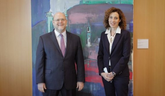 Hovenier e takon ambasadoren Ziv, e quan strategjik raportin Kosovë -Izrael