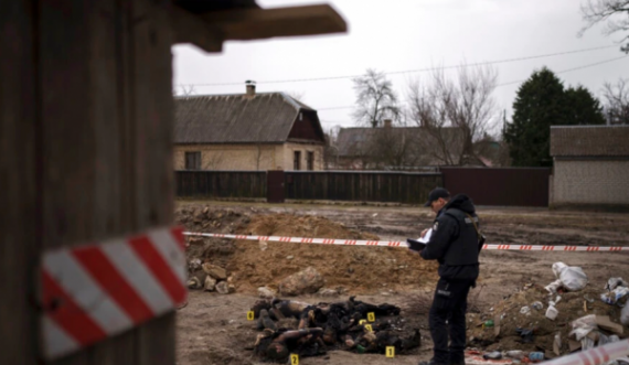 Ndër tmerret më të fundit në Bucha të Ukrainës: Trupa të djegur dhe të vënë njëri mbi tjetrin