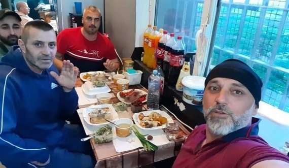 Djemtë e Kumanovës gjatë iftarit në burgun e Idrizovës, Shkup