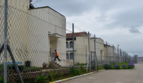 Sulmohet një oficer korrektues nga një i burgosur në Dyz